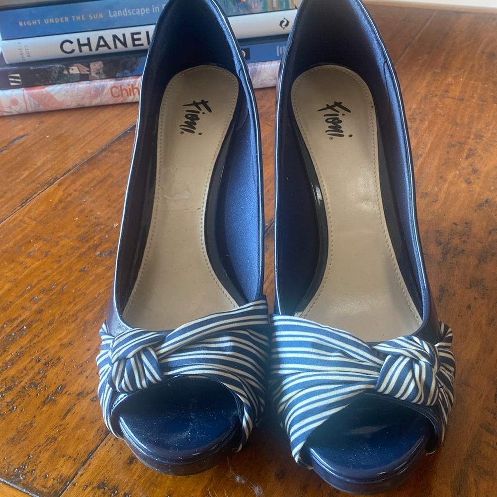 Fab navy leather heels with navy and cream fabric decorative knot